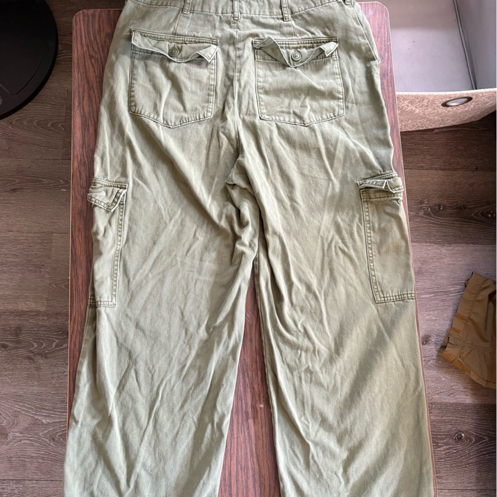 Universal Thread Olive Capris - image 2